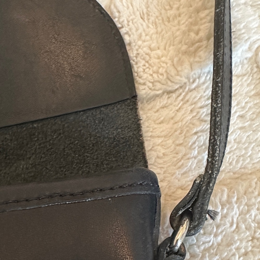 Vintage Chic Black Crossbody Bag with Buckle - Picture 5 of 16